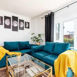 Spacious 3 Bedroom Home with 6 Beds Private Garden and Driveway Parking