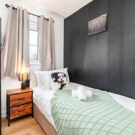 3 Bedroom House with 6 Beds and Driveway, Sheffield