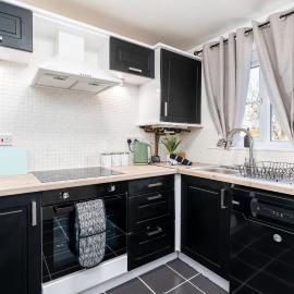Spacious 3 Bedroom Home with 6 Beds Private Garden and Driveway Parking