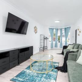Spacious 4 Bedroom House with 8 Beds and Private Driveway Parking
