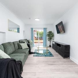 Spacious 4 Bedroom House with 8 Beds and Private Driveway Parking