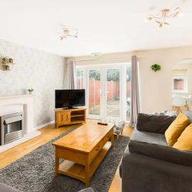 4-Bed Home for Contractors - Parking - Walk to Hospital