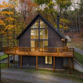 Sqyrls Nest - Hot Tub, Pet Friendly, Screen Porch, Grill, Wifi, Fire Pit, Deck, View, Family Friendly, Game Room, Shuffle Board, Wood Stove, hotel a Berkeley Springs