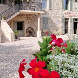 Gite Les Platanes, hotell i Lhuis