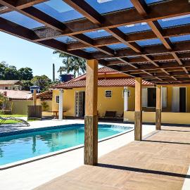 Chácara no centro para até 15 pessoas com piscina aquecida e 5 quartos, hotel in Duas Barras