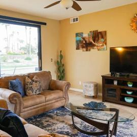 Stylish Condo with Golf Course Views, hotel in Cathedral City