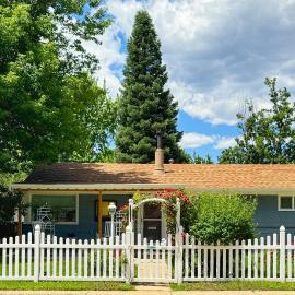 Family Perfect 4BR Home with Hot Tub, Pool Table, Fenced Yard, Cozy Fireplace, Mountain Views, Walkable Neighborhood, Near Parks, Dining, and Adventure
