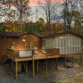 Sleepy Creek - Hot Tub, Pet Friendly, Creekside, Grill, Wifi, Fire Pit, Deck, Screen Porch, Family Friendly, Fishing, View, Games, viešbutis mieste Berkli Springsas