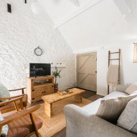 Snug Cotswolds Farm Cottage - The Henloft, hotel em Lechlade