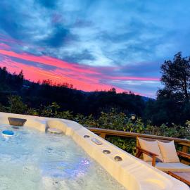 Cozy Cabin Near Yosemite & Bass lake, Breathtaking Views & Private Hot Tub, BBQ, Nature Getaway