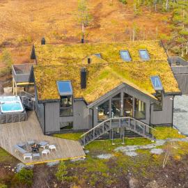 NEW cozy and large lodge with private Jacuzzi and sauna, hotel v destinácii Eggedal