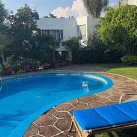 Casa con hermoso jardín y terraza، فندق في كويرنافاكا