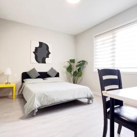 Yonge Finch Subway Modern Room with En Suite Bathroom