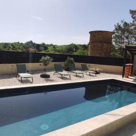 Villa Les Combes avec piscine chauffée, hotel u gradu 'Proissans'