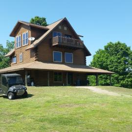 LOG HOME CANINE RETREAT with DOG ART COLLECTION, hotel a Yellville