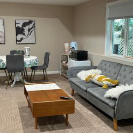Spacious Basement with independent entry and yard, hotel in Issaquah