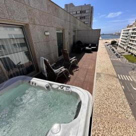 Luxury Rooftop Apartment by LuxiStay – Private Jacuzzi & Sunset Views | Matosinhos, hotel a Matosinhos