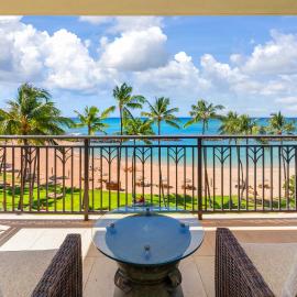 Brand New - Direct Ocean Front Beach Villas Resort, hotel u gradu Kapolej
