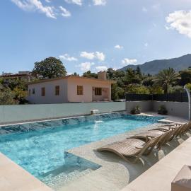 Stone Heaven Luxury Villa with Private Heated Pool, hotel a Kournás