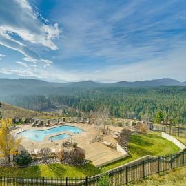 Mountain Views & Pool Access: Cle Elum Condo!: Cle Elum şehrinde bir otel