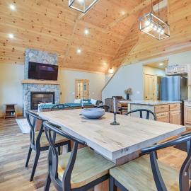 Hot Tub | Fire Pit | Mtn Escape Near Sunday River, hotel en Bethel