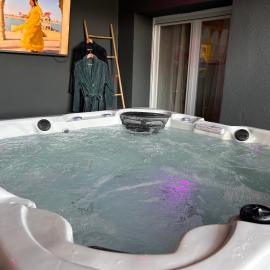la suite prestige avec SPA SAUNA NETFLIX JARDIN, hotel in Champigneulles