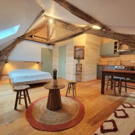 Studio de charme dans grange rénovée, Hotel in Lempzours