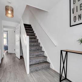 Bella Homes-Spacious 4 bedroom Modern Town house Romford, hotel in Romford