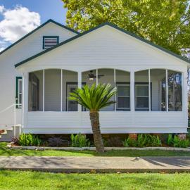 Cajun Country Getaway! Historic Lutcher Bungalow, hotel in Lutcher