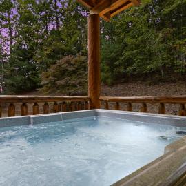 Walk to Blue Ridge Lake, Hot Tub & Fire Pit, 4BR Luxury Mountain Cabin, hotel v destinácii Morganton