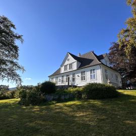 Historic villa with large garden, hotel v destinácii Stord