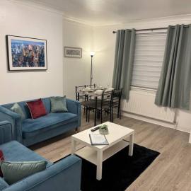 Stylish 2BR in Renfrew, hotel in Renfrew