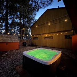Modern Big Bear Cabin With Spa, BBQ & EV Charging on Site, hotel in Big Bear City Airport