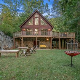 Spectacular Log Cabin Home 45 minutes to Asheville, Hotel in Marion
