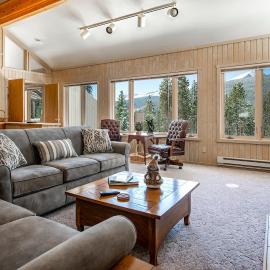 Blue River Pines Home: Peaceful, Hot Tub, Views
