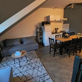 Appartement La cabane perchée 9 personnes wifi, hotel a Yvré-lʼÉvêque