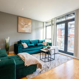 Central Leeds 2BR Apt Parking Sleeps 8