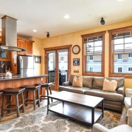 Mountain Ridge Chalet: Downtown, Hot Tub, Views