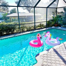 Manatee Gulf Retreat- Heated Pool, Boat Lift, fishing, family friendly, DOGS Welcome, hotel em Crystal River