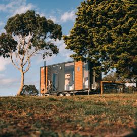 Tiny House Big View X Boneo by Tiny Away, hotel u gradu Boneo
