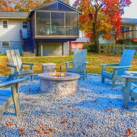 4BR House Mins to Downtown Annapolis with Firepit, Basement Bar, & Sleeps 12 โรงแรมในแอนแนโพลิส