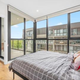 Sunny & Bright 2BR Retreat with Parking in Lyneham, hotel in Downer