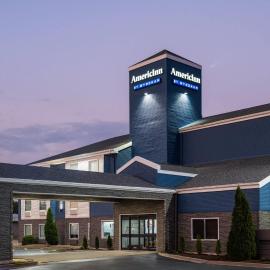 AmericInn by Wyndham Urbana Champaign University Area, hotel sa Champaign