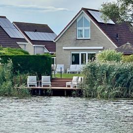 Design Idyll am Wasser in Breskens Haus mit Steg, Lounge, E Ladestation inklusive, 3 Schlafzimmer und 2 WCs, מלון בברסקנס