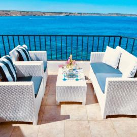 Seafront Apart Sun Terrace, Loungers & Panoramic Ocean views, hotelli kohteessa Mellieħa