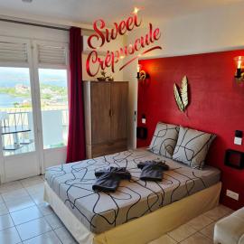 Sweet Crépuscule - Studio avec Vue Mer Imprenable & Piscine, hotel i Les Trois-Îlets