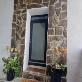 VILLA LUCIA stone house in the center of Modry, מלון במודרה