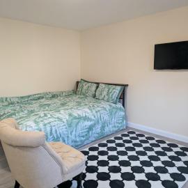 Calm private outhouse, fast London access, hotel in Watford West Station