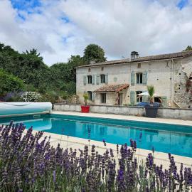 Charente Cozy Family Winter Retreat โรงแรมในTheil-Rabier