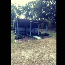 Neals Nest Cozy Cabin, hotelli kohteessa Chiefland
